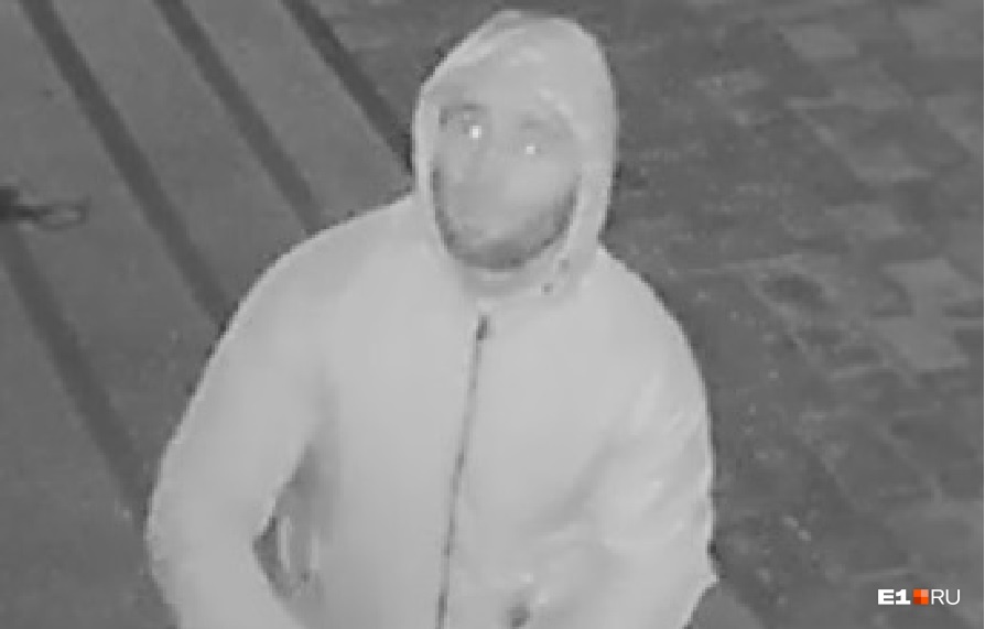 Один из вандалов некоторое время смотрел прямо в камеру Один из вандалов некоторое время смотрел прямо в камеру
