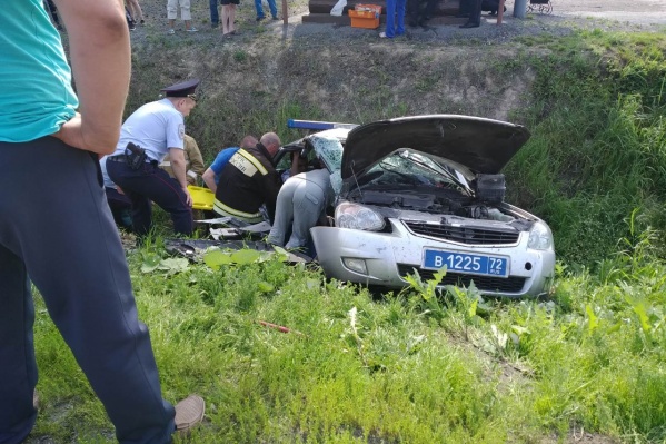 Сейчас двое полицейских и один гражданский (из машины KIA) находятся в тяжелом состоянии в больнице. У них переломы. Третий полицейский получил ушиб грудной клетки Сейчас двое полицейских и один гражданский (из машины KIA) находятся в тяжелом состоянии в больнице. У них переломы. Третий полицейский получил ушиб грудной клетки
