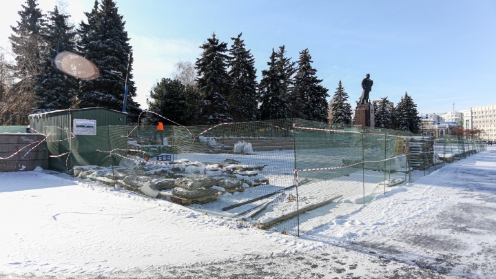 Строители взялись отремонтировать трибуны у памятника Ленину в Челябинске за полтора месяца