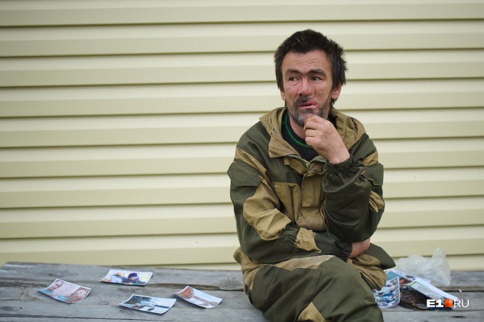 Михаил Пеликов с фотографиями своей семьи Михаил Пеликов с фотографиями своей семьи