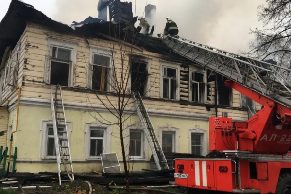 Мужчина выпрыгнул со второго этажа Мужчина выпрыгнул со второго этажа