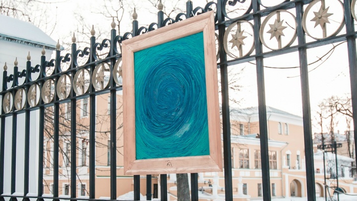 В центре Ярославля художник-акционист устроил несанкционированную картинную галерею. Фото