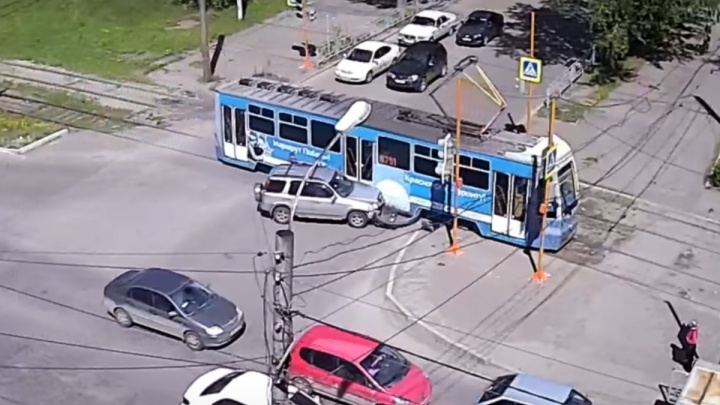 Голубой трамвай на полном ходу влетел во вставший на путях джип