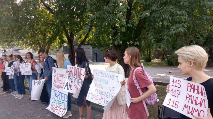 Десятки девушек пришли в Нарымский сквер на пикет против домашнего насилия
