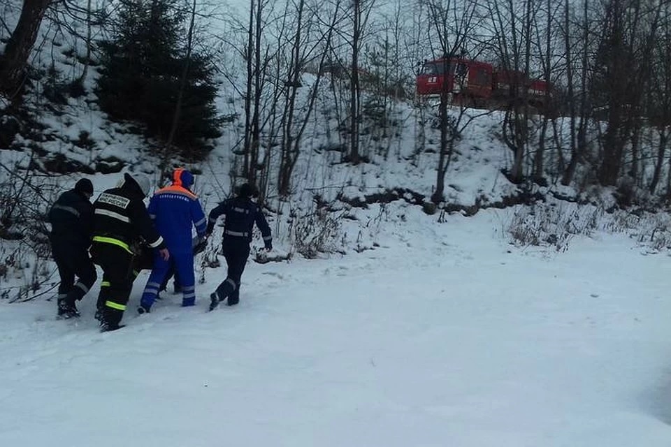 Эвакуация пострадавшей женщины Эвакуация пострадавшей женщины