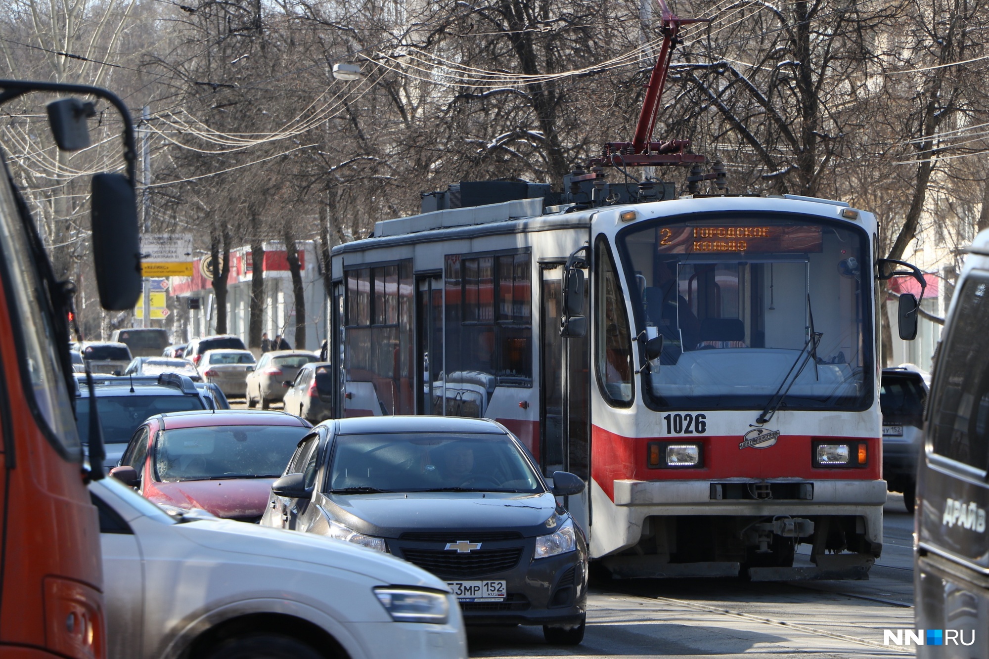 «Вся Белинка стоит». Сразу два ДТП произошли на одной из центральных улиц Нижнего Новгорода