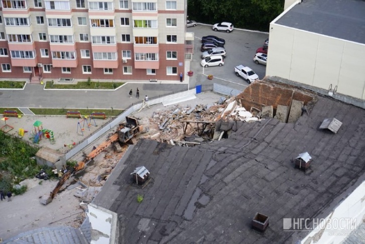 Сейчас снос здания приостановлен, территория огорожена забором Сейчас снос здания приостановлен, территория огорожена забором