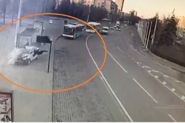 Машина вылетела на тротуар из среднего ряда Машина вылетела на тротуар из среднего ряда 