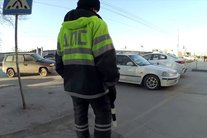 Блогеры заметили, что добиться от полицейских, чтобы они составили протоколы и вызвали эвакуаторы в место незаконной парковки, им удавалось редко Блогеры заметили, что добиться от полицейских, чтобы они составили протоколы и вызвали эвакуаторы в место незаконной парковки, им удавалось редко