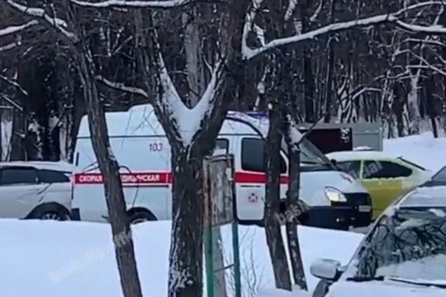 Машина скорой застряла в пробке Машина скорой застряла в пробке