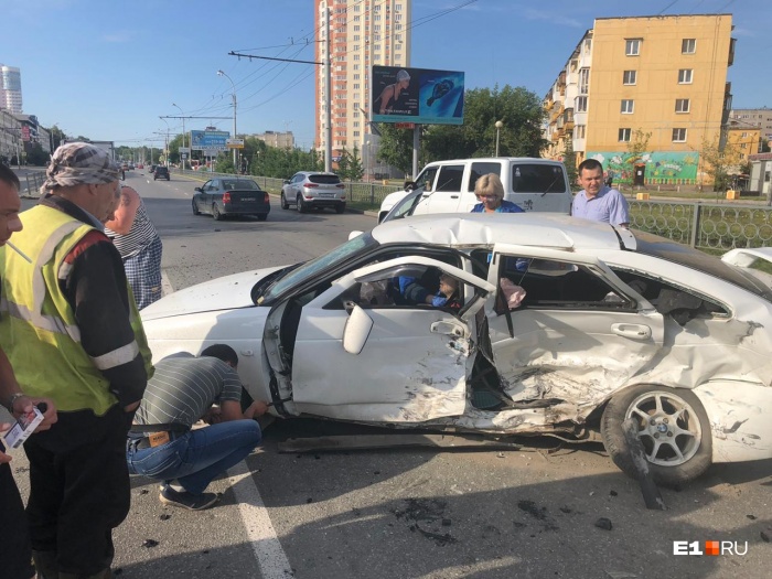 Сначала дверь пытались ломом вскрыть очевидцы, чтобы медики смогли подойти к девушке Сначала дверь пытались ломом вскрыть очевидцы, чтобы медики смогли подойти к девушке