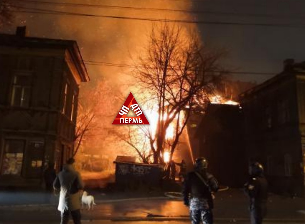 Пожар в перми. Пожар в Перми 01.01.2021 год. Пожар в Перми вчера. Пожар на Екатерининской Пермь. Пожар в Перми сегодня ночью.