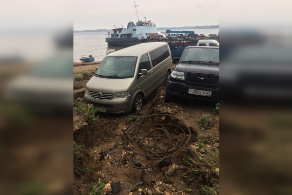 Автомобилисты на свой страх и риск съехали с парома Автомобилисты на свой страх и риск съехали с парома