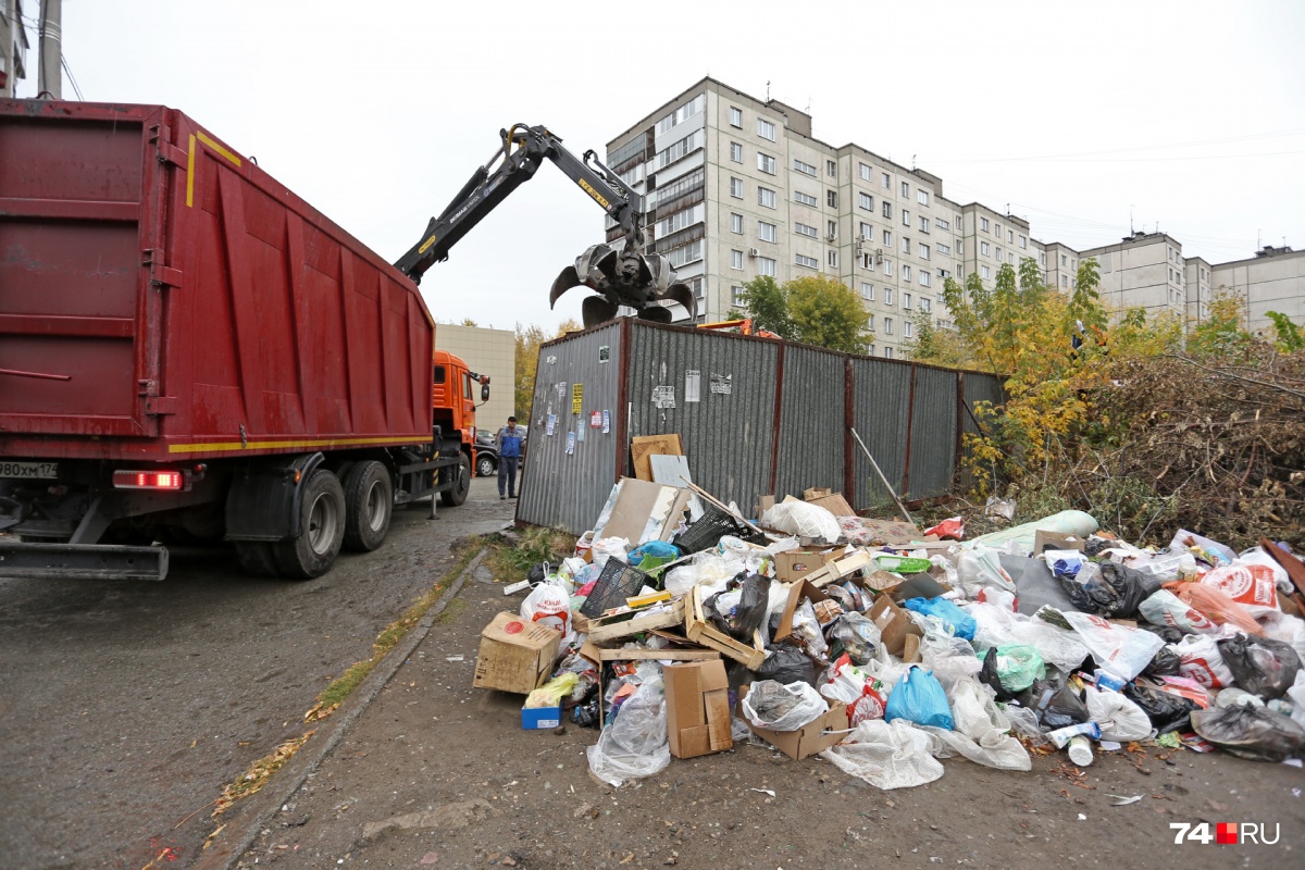 Вывоз московская область. Ломовоз вывоз мусора. Мусорная и строительные машины. Вывозит мусор на тачке. Ломовоз 27м3 вывоз мусора.