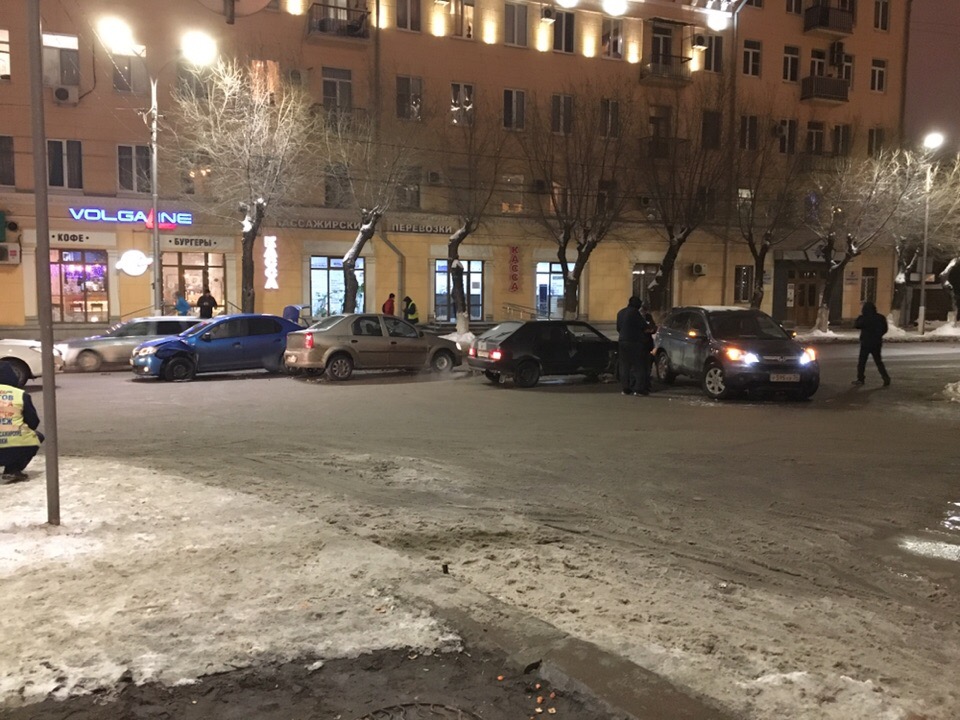 «Четыре одиночества»: напротив железнодорожного вокзала Волгограда произошла массовая авария