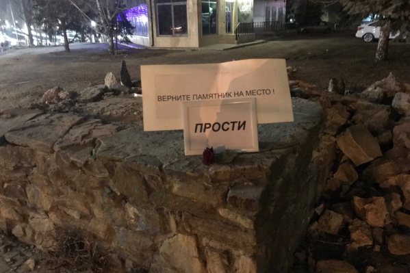 Сторонники коммунистической партии попрощались с «Серпом и молотом» Сторонники коммунистической партии попрощались с «Серпом и молотом»