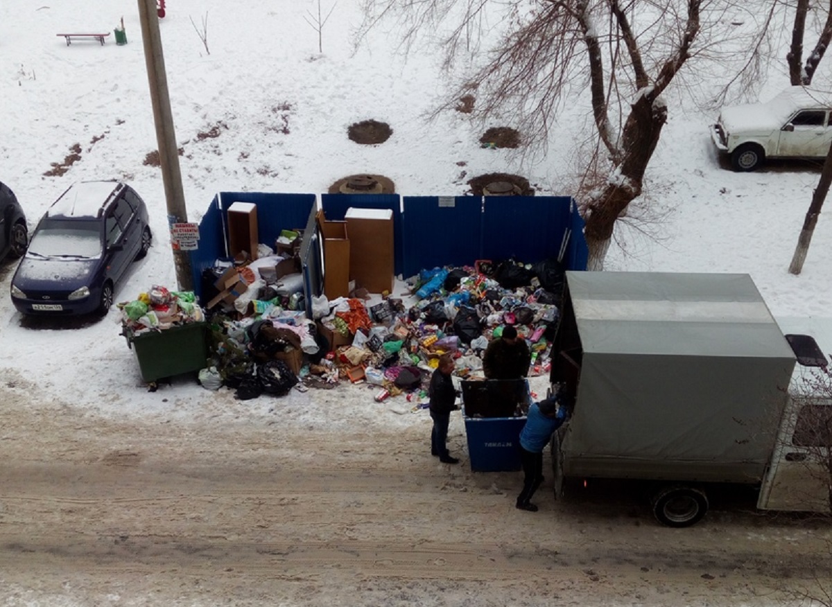 «За что?»: Волгоград с Нового года зарос мусором при возможном ещё большем росте тарифа на его вывоз