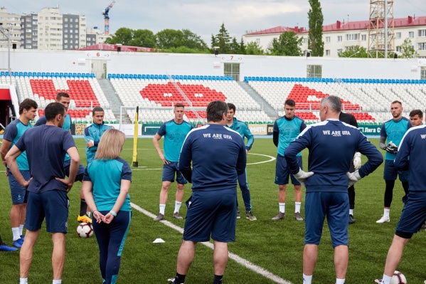 Спортсмены на тренировке Спортсмены на тренировке