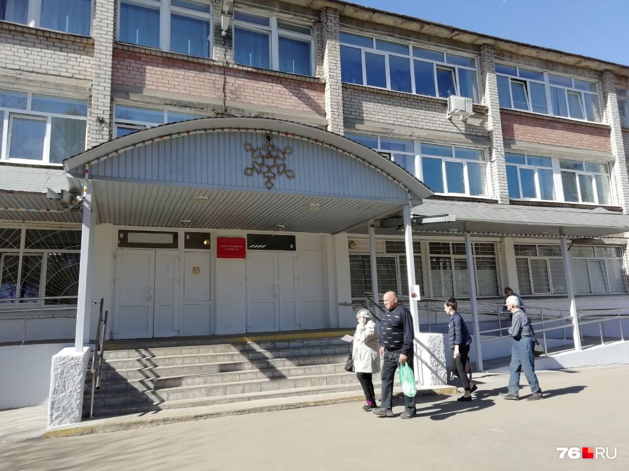 Говорят, что пара пациентов на всякий случай пришли до открытия поликлиники, но это было лишним Говорят, что пара пациентов на всякий случай пришли до открытия поликлиники, но это было лишним