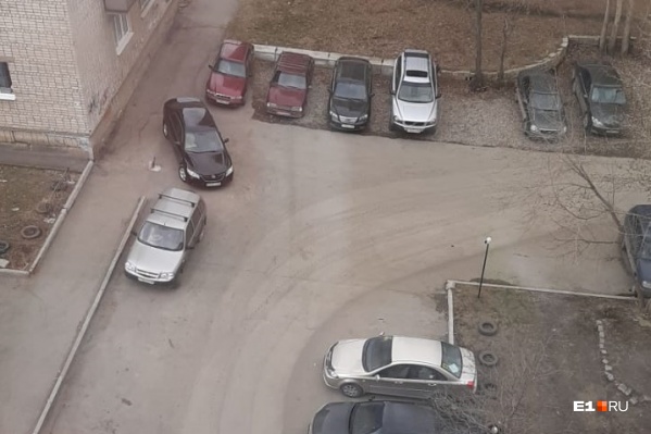 След взбесившегося трактора выглядит вот так След взбесившегося трактора выглядит вот так