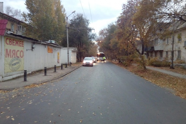 Здесь водитель автобуса допустил падение пассажирки Здесь водитель автобуса допустил падение пассажирки