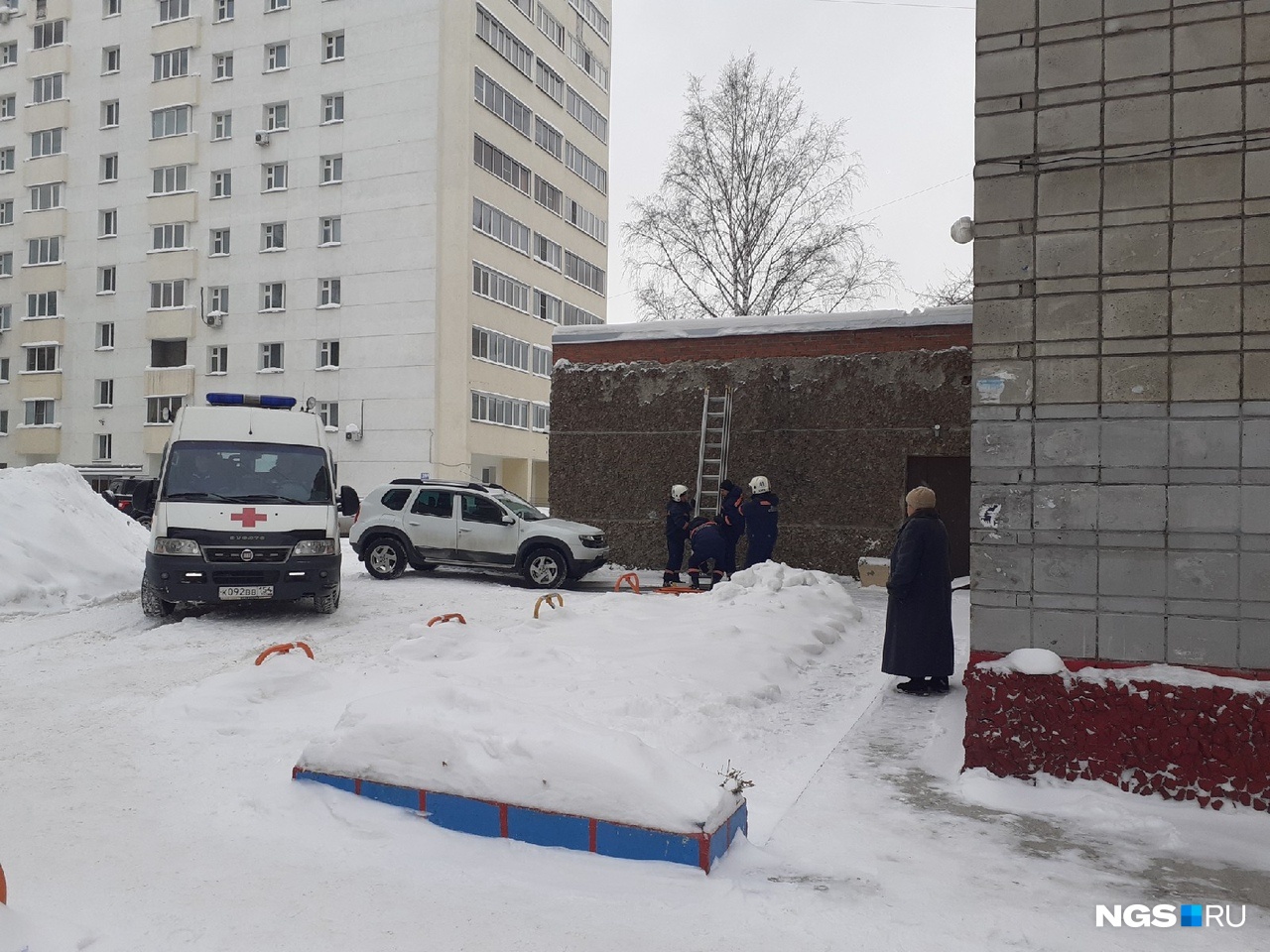 С крыши новосибирской библиотеки сняли пенсионерку — она просидела там больше 4 часов