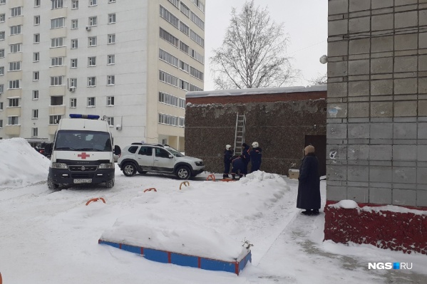 Пенсионерку затолкали в квартиру через окно Пенсионерку затолкали в квартиру через окно