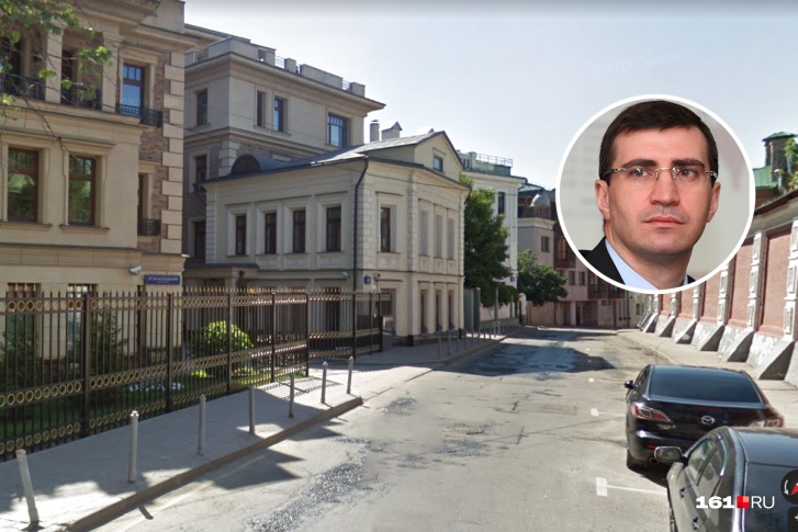 Борис Эбзеев и здание, где его сын купил квартиру в четыре года Борис Эбзеев и здание, где его сын купил квартиру в четыре года