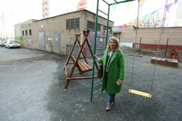 Маргарита Авдеева за свой счёт установила площадку, которую требуют убрать Маргарита Авдеева за свой счёт установила площадку, которую требуют убрать