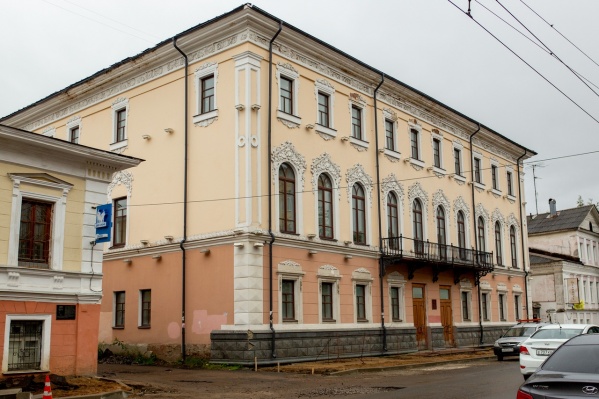 Трёхэтажное здание продают уже три года Трёхэтажное здание продают уже три года