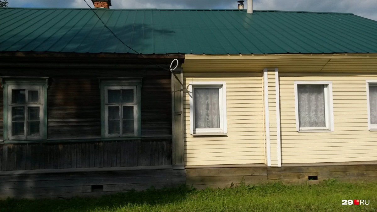 Успевайте запечатлеть строение XIX века, которое на половину ещё старинное. Сфотографировать вас на фоне?