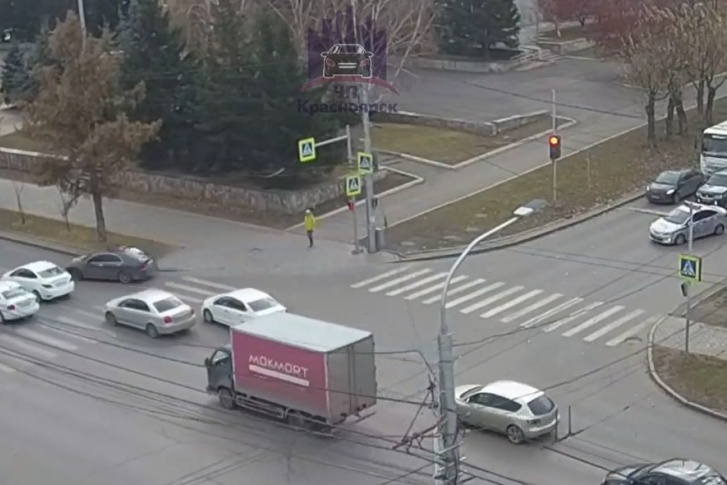 Инспекторы преследовали гонщика со спецсигналами, но всё равно не догнали Инспекторы преследовали гонщика со спецсигналами, но всё равно не догнали