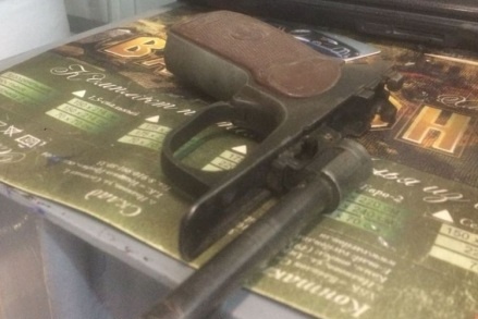 Полицейские нашли у подозреваемого оружие, патроны и муляж гранаты Полицейские нашли у подозреваемого оружие, патроны и муляж гранаты