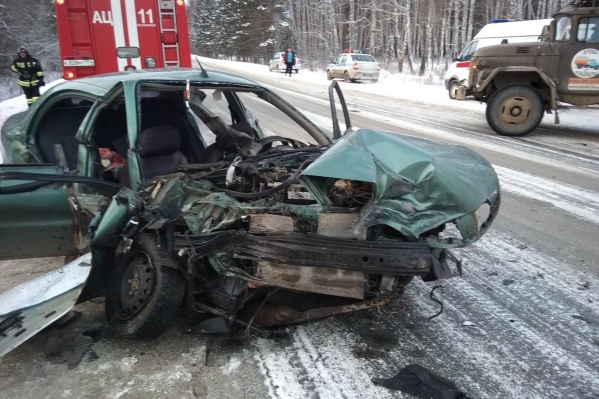 На место аварии поочерёдно выехали два автомобиля скорой помощи На место аварии поочерёдно выехали два автомобиля скорой помощи