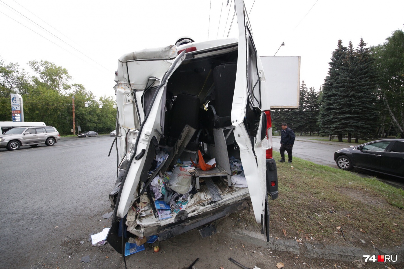Микроавтобус после столкновения с мусоровозом превратился в груду металла