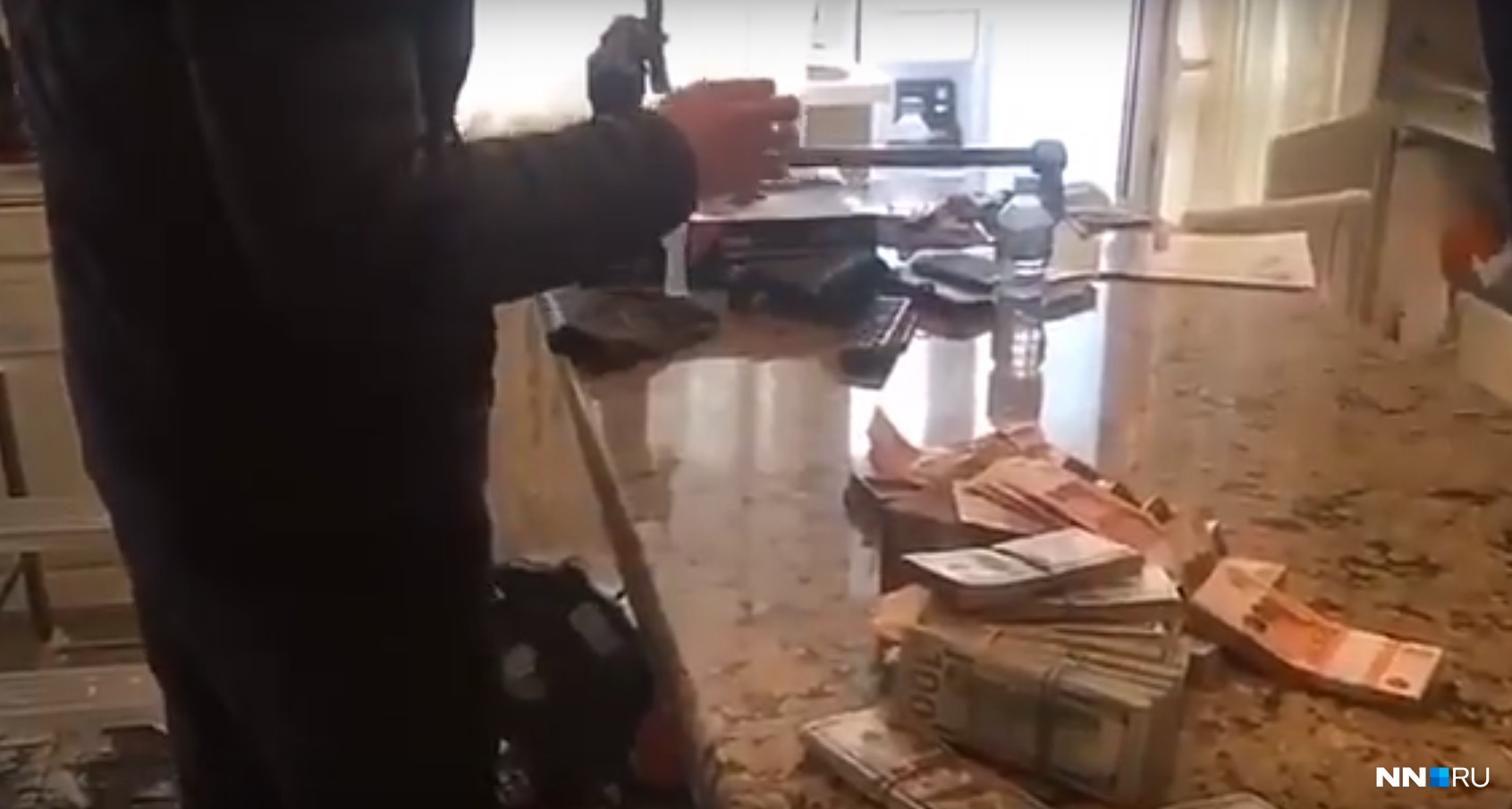 «Не Захарченко, конечно...» Опубликовано видео обыска в квартире арестованного налоговика Шелепова