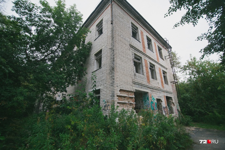 Здание разрушено. Единственное, что от него осталось, — каркас и несколько перекрытий внутри