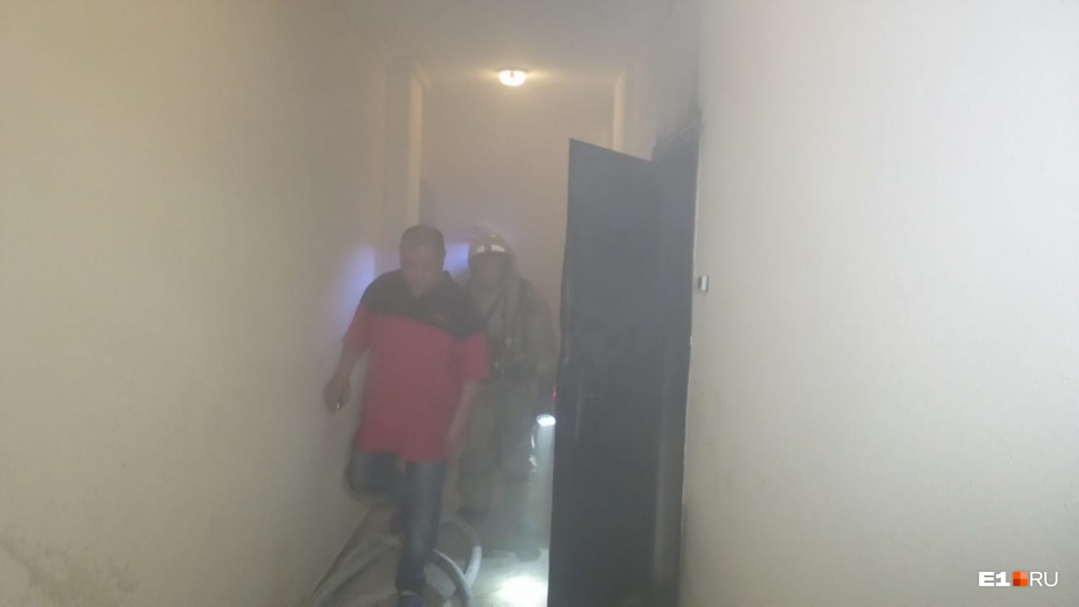 Весь подъезд был в дыму Весь подъезд был в дыму