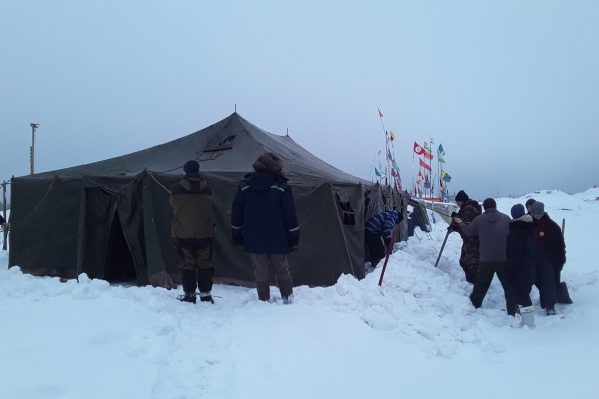 Для установки новой палатки понадобилось много рабочих рук Для установки новой палатки понадобилось много рабочих рук