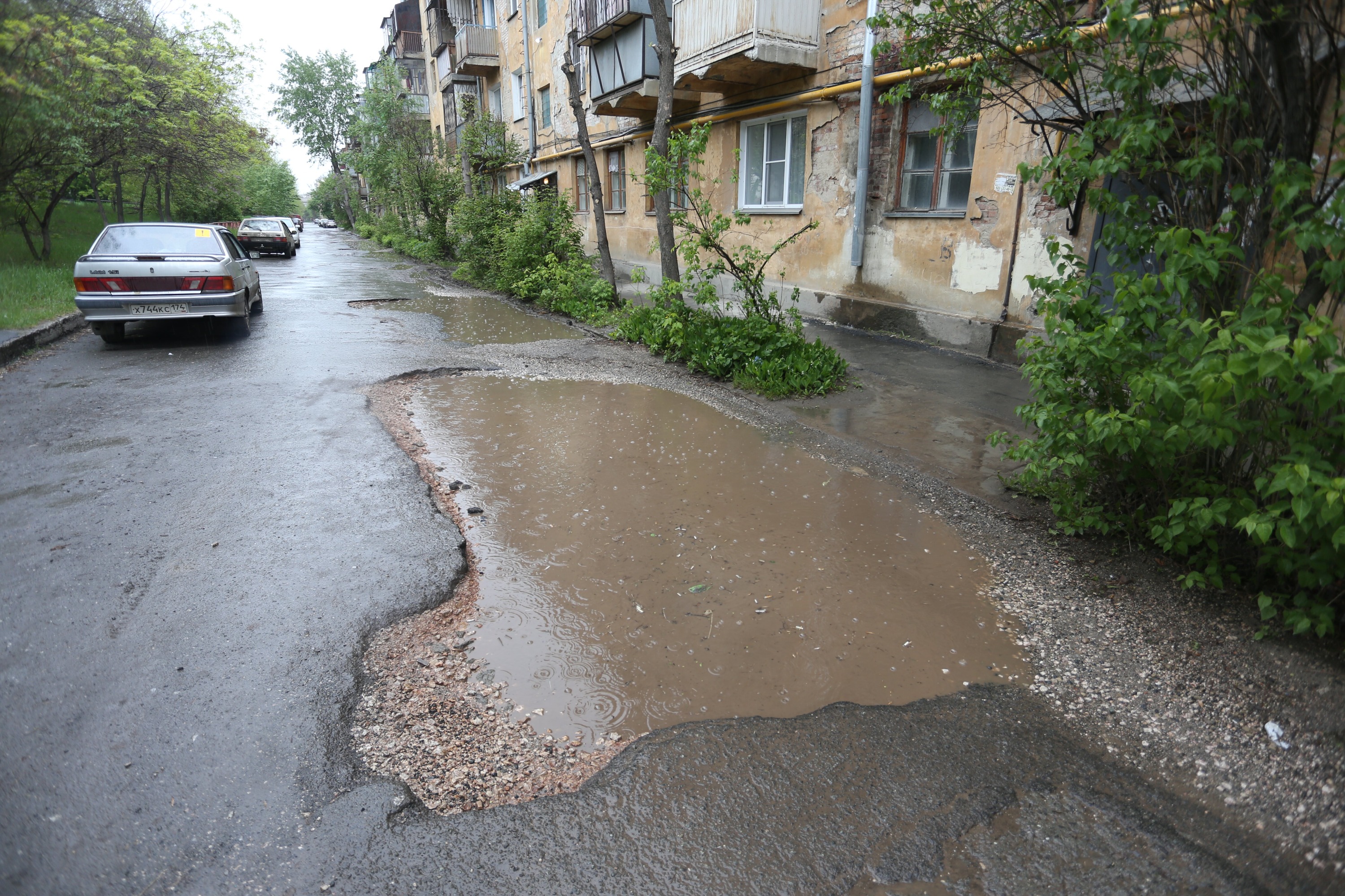 Жители дома № 45 по улице Российской мечтают о новом асфальте Жители дома № 45 по улице Российской мечтают о новом асфальте