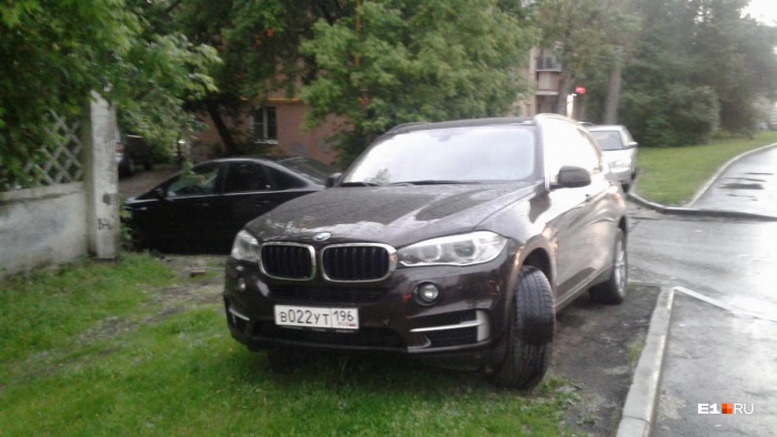 Судя по тому, что газона местами уже нет, такая парковка тут в порядке вещей Судя по тому, что газона местами уже нет, такая парковка тут в порядке вещей