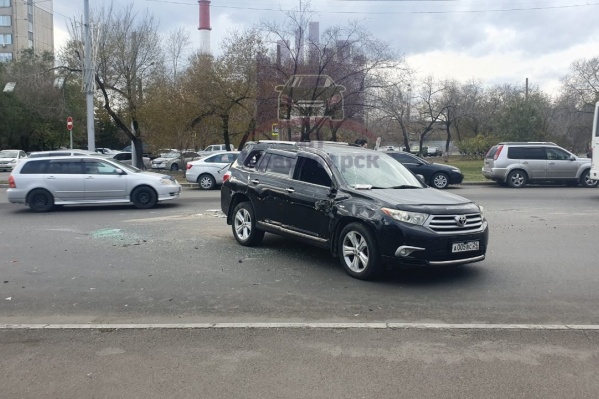 После переворота на крышу паркетник вновь встал на 4 колеса После переворота на крышу паркетник вновь встал на 4 колеса