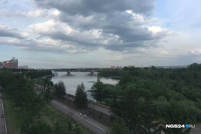 В грозу спасатели просят не находиться в воде и не плавать В грозу спасатели просят не находиться в воде и не плавать