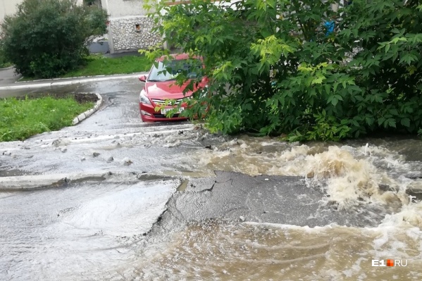 Поток холодной воды вырвался из-под земли, разрушив асфальт Поток холодной воды вырвался из-под земли, разрушив асфальт