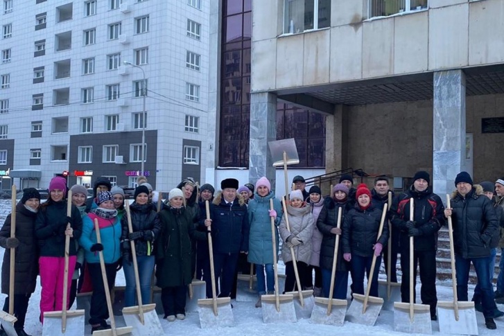 Чиновники городской и районных администраций вышли чистить снег Чиновники городской и районных администраций вышли чистить снег