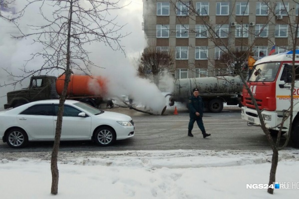 Прорыв устраняет спецтехника Прорыв устраняет спецтехника