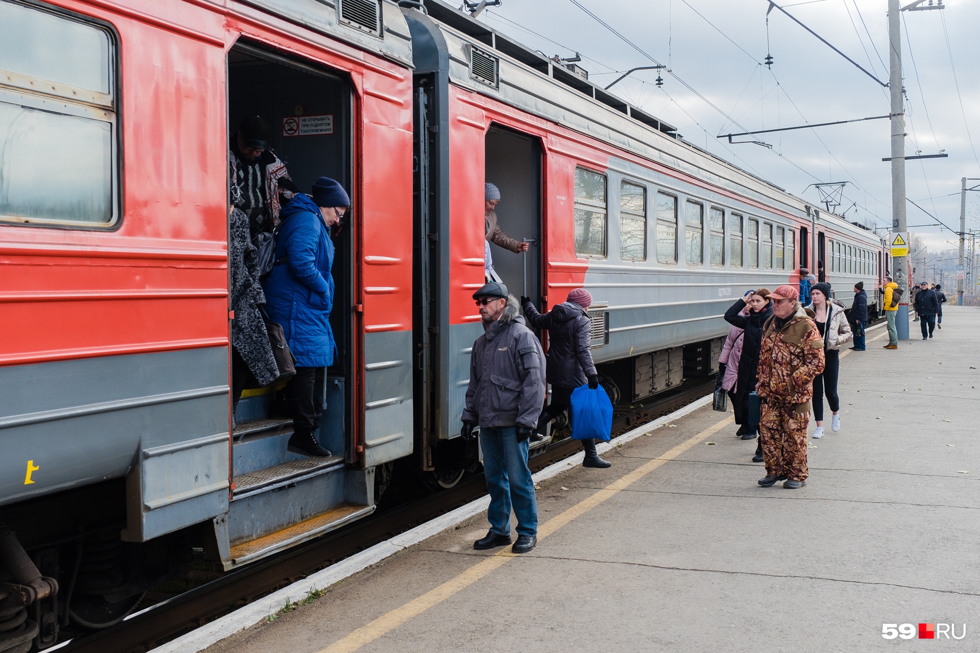 На станции Молодежная в электричку сели порядка 20 человек На станции Молодежная в электричку сели порядка 20 человек
