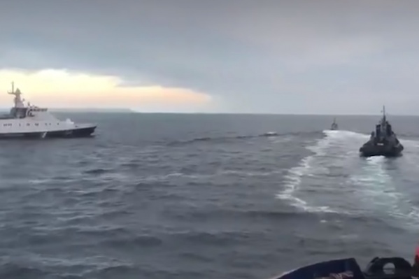 Российский корабль протаранил украинский буксир Российский корабль протаранил украинский буксир