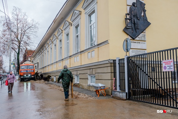 Вдоль здания рабочие копают траншею<br><br> Вдоль здания рабочие копают траншею<br><br> 