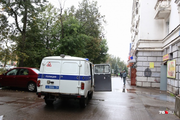 К зданию на проспекте Ленина приехали взрывотехники К зданию на проспекте Ленина приехали взрывотехники 